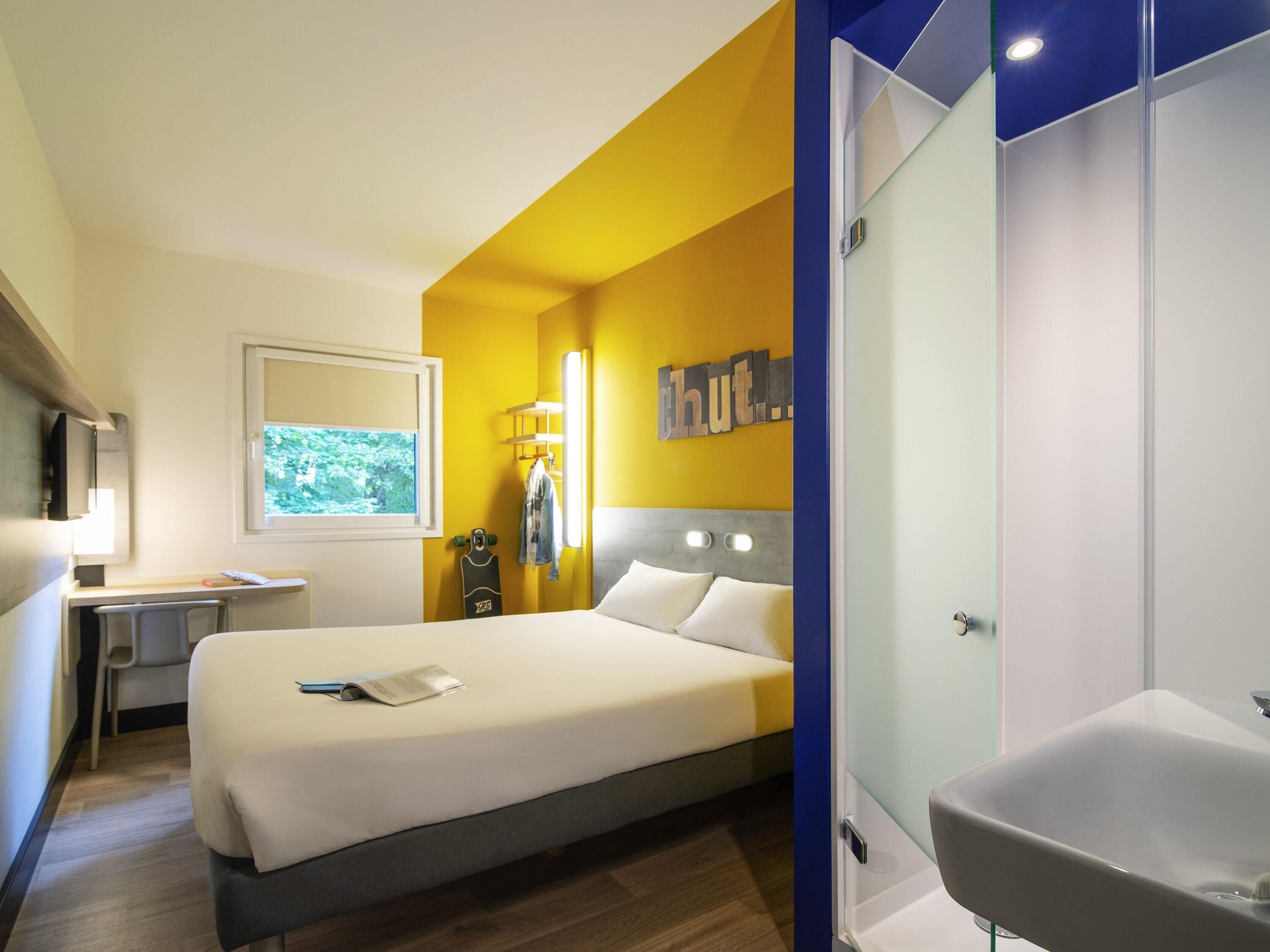 Standardrum - 1 dubbelsäng | Skrivbord, arbetsyta för laptop, ljudisolering och strykjärn/strykbräda