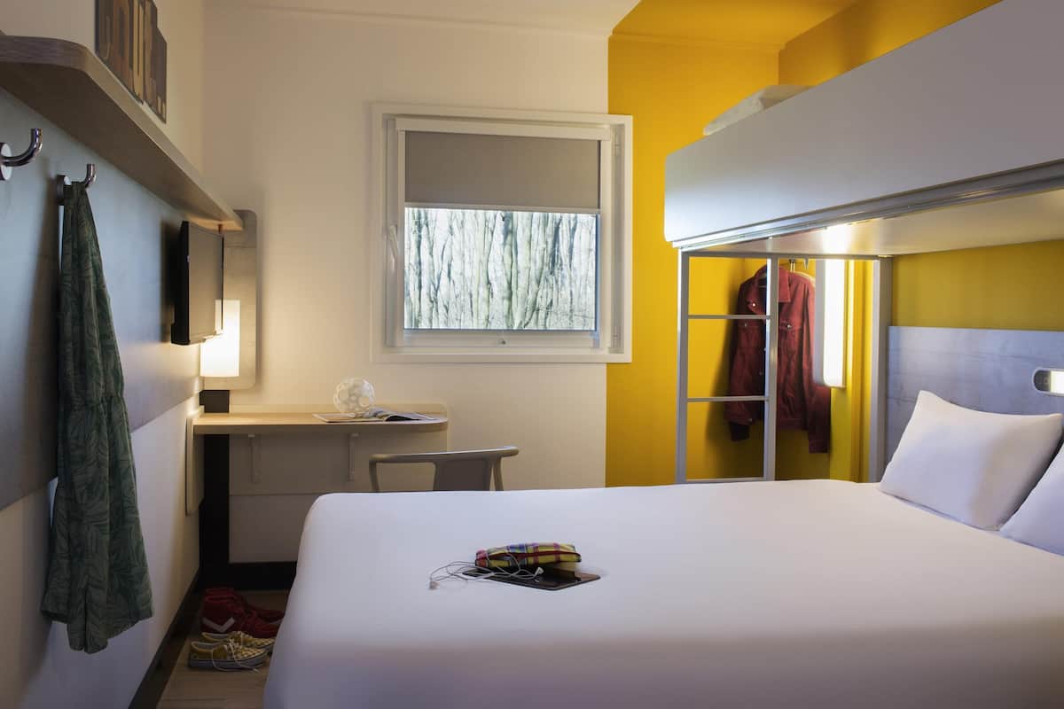 Habitación triple estándar | Escritorio, espacio para trabajar con laptop y insonorización