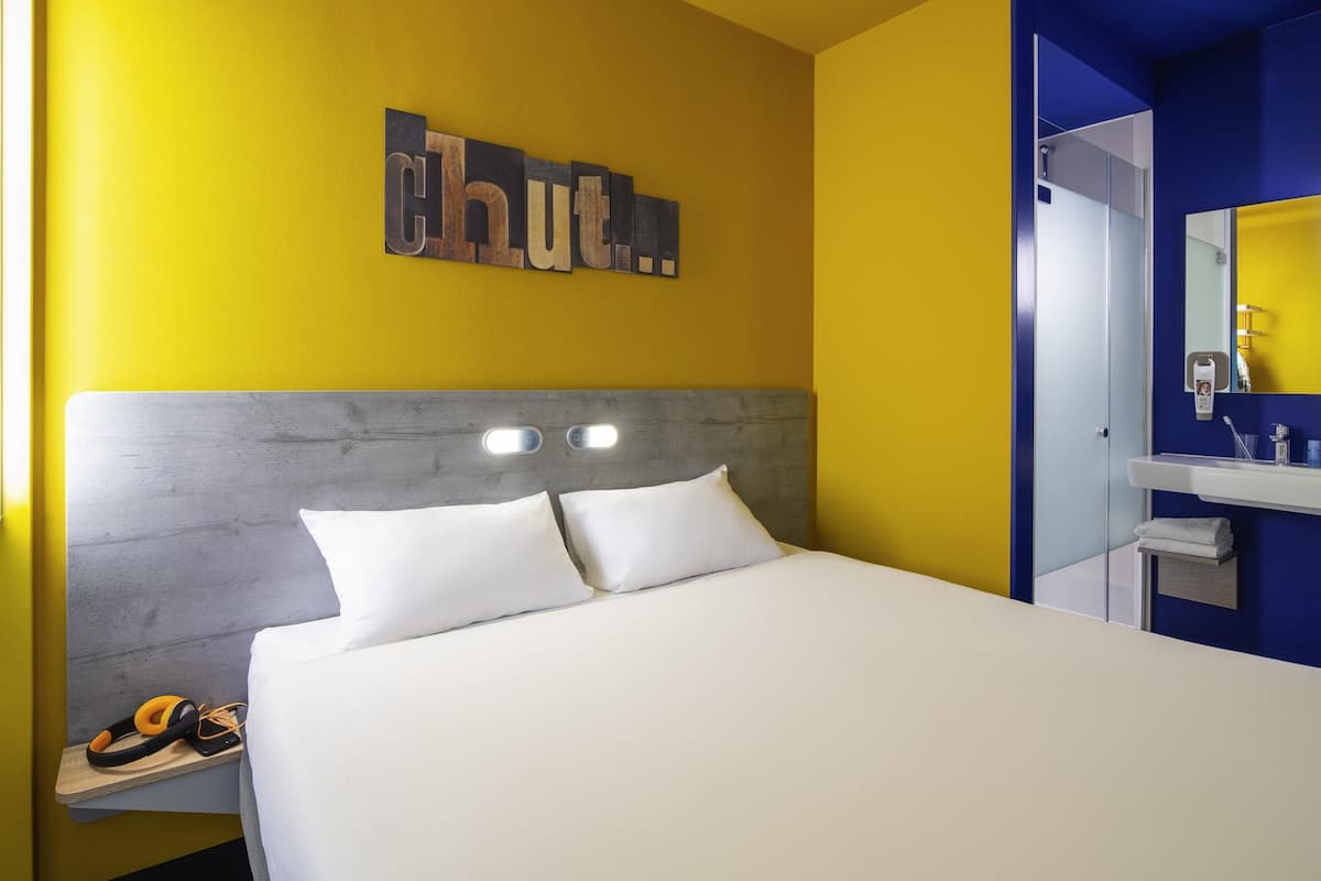 Standardzimmer, 1 Doppelbett | Schreibtisch, laptopgeeigneter Arbeitsplatz, schallisolierte Zimmer