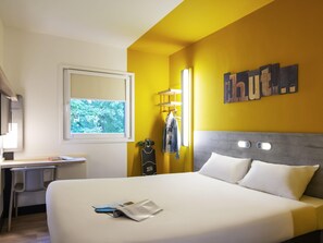 Standard Room, 1 Double Bed | Desk, laptop workspace, soundproofing, iron/ironing board