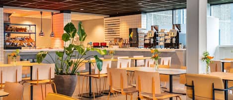 Colazione a buffet, servita tutte le mattine (12.50 EUR a persona)