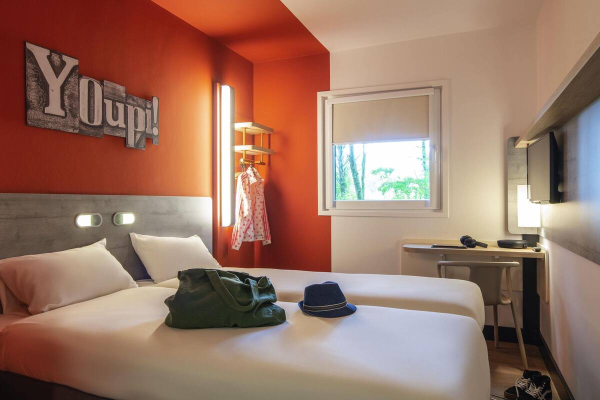 standard room, 2 single beds | desk, laptop workspace, soundproofing, iron/ironing board