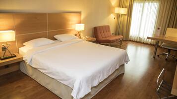 Minibar, in-room safe, desk, iron/ironing board