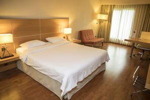 Minibar, in-room safe, desk, iron/ironing board -  Anemon Kent İskenderun Otel (Arsuz)