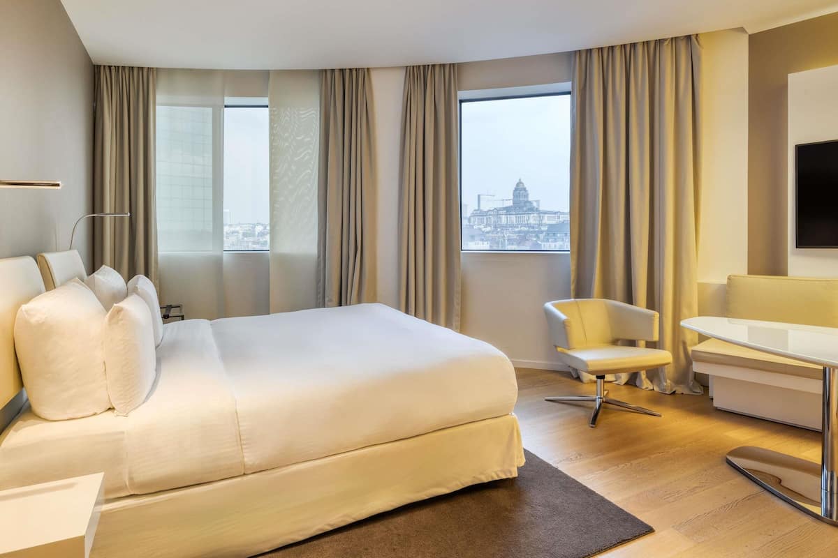 Minibar con artículos gratuitos y caja de seguridad en la habitación