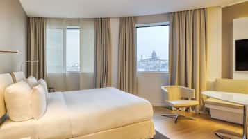 Deluxe kamer, 1 kingsize bed, uitzicht op de stad | Een gratis minibar, een kluis op de kamer, een bureau