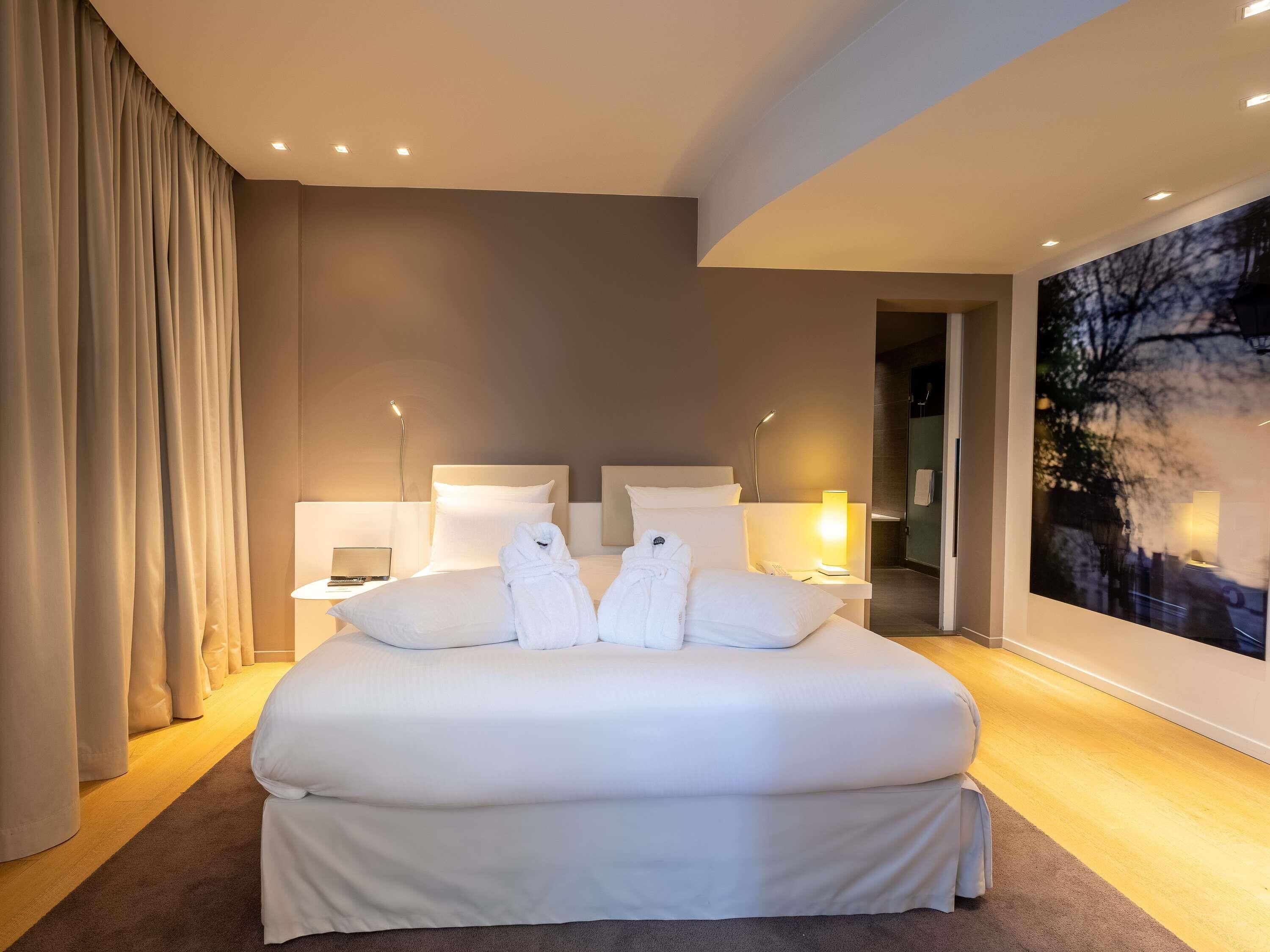 Free minibar, in-room safe, desk, blackout drapes