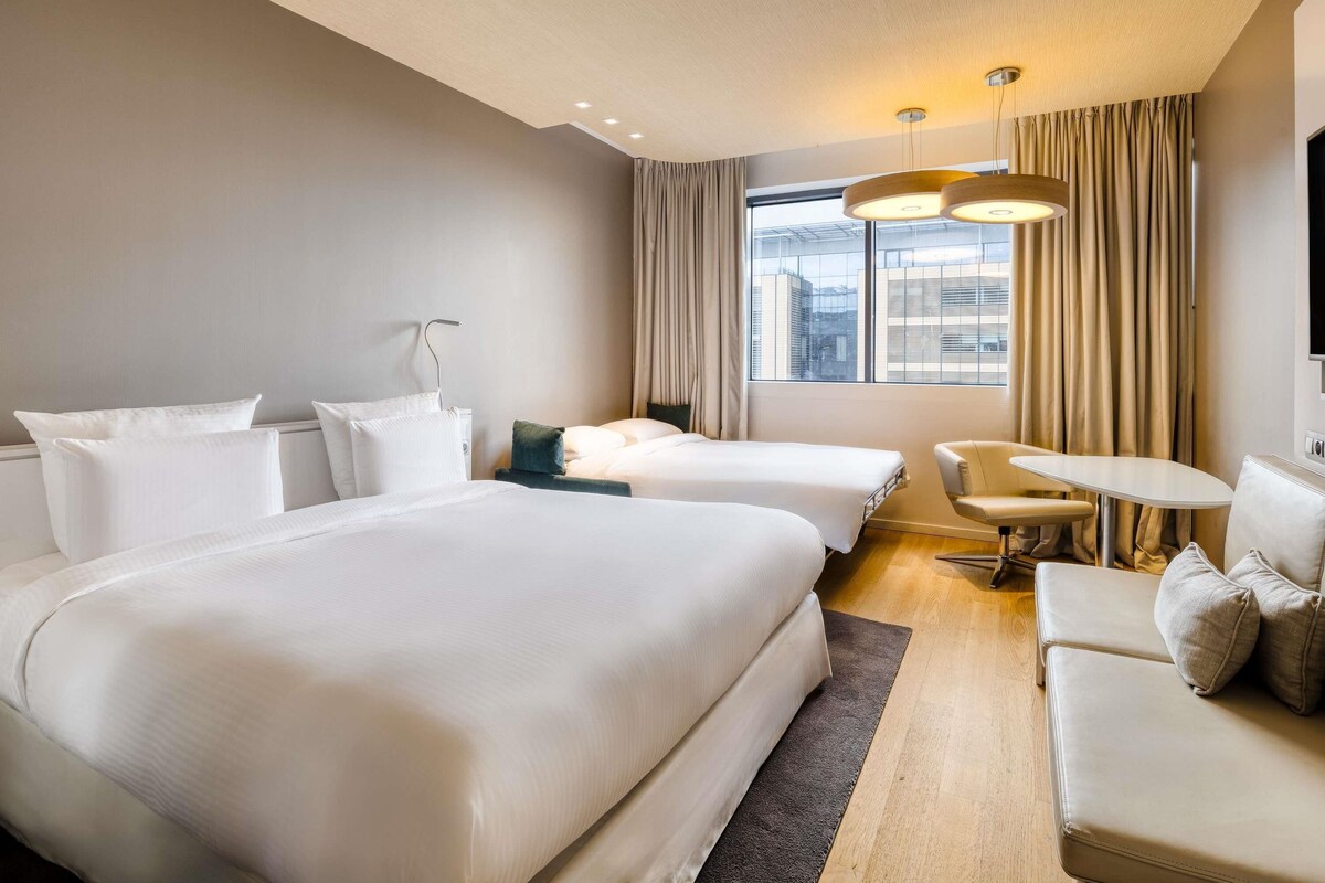 Habitación familiar, 1 cama King size y sofá cama, vista a la ciudad | Artículos del minibar gratis y caja de seguridad en la habitación 