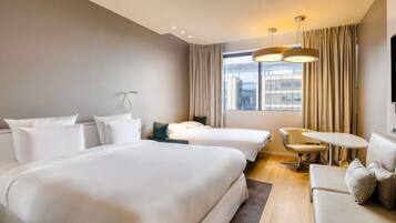 Familiekamer, 1 kingsize bed met slaapbank, uitzicht op de stad | Een gratis minibar, een kluis op de kamer, een bureau
