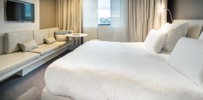 Minibar con artículos gratuitos y caja de seguridad en la habitación 