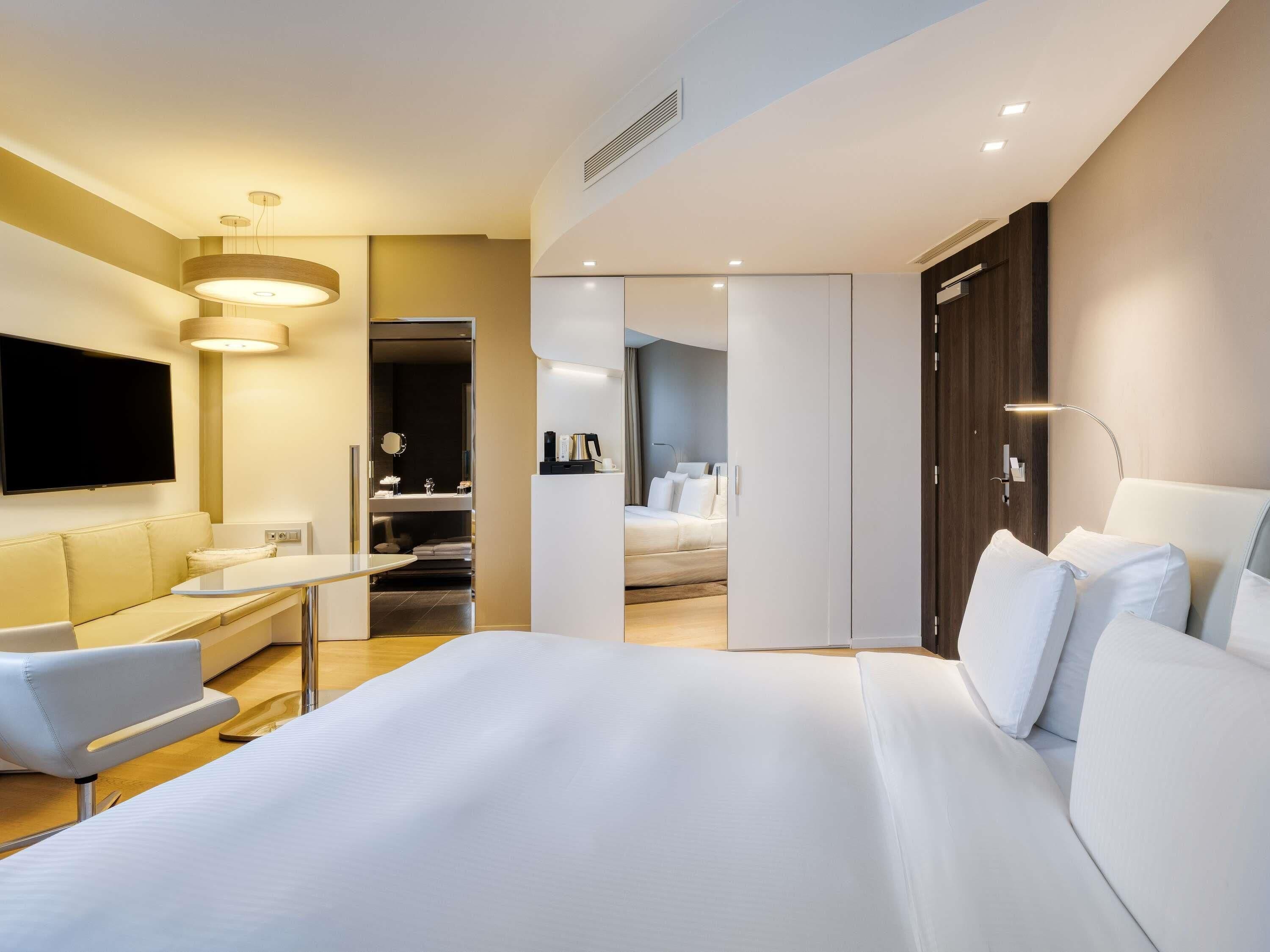 Deluxe Room, 1 King Bed, City View | Free minibar, in-room safe, desk, blackout drapes