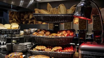 Petit déjeuner complet (26 EUR par personne)