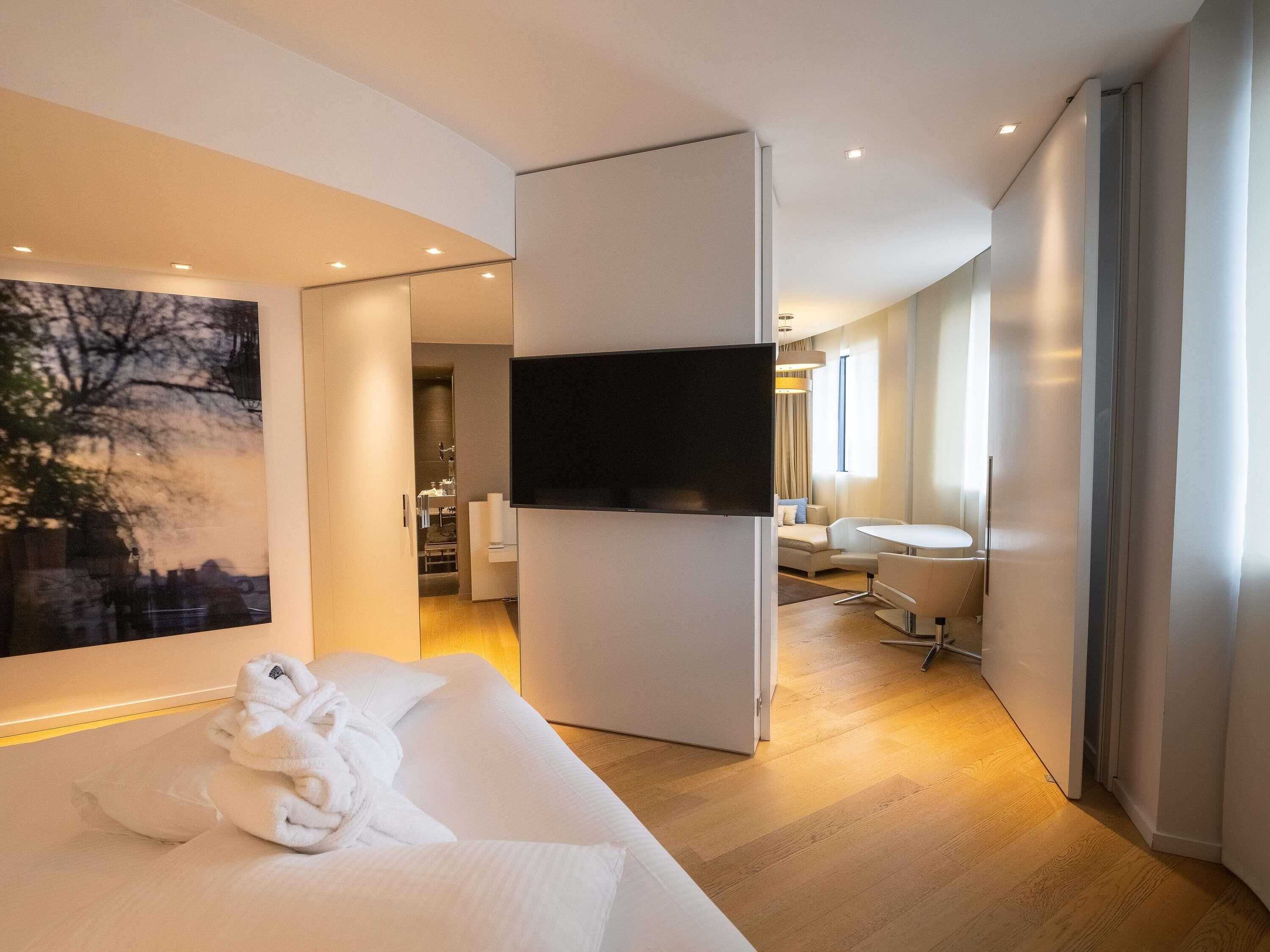 Artículos del minibar gratis y caja de seguridad en la habitación 