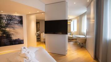 Artículos del minibar gratis y caja de seguridad en la habitación