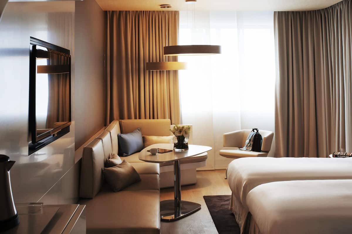 Chambre Supérieure, 2 lits une place, vue ville | Articles gratuits dans le mini-bar, coffres-forts dans les chambres