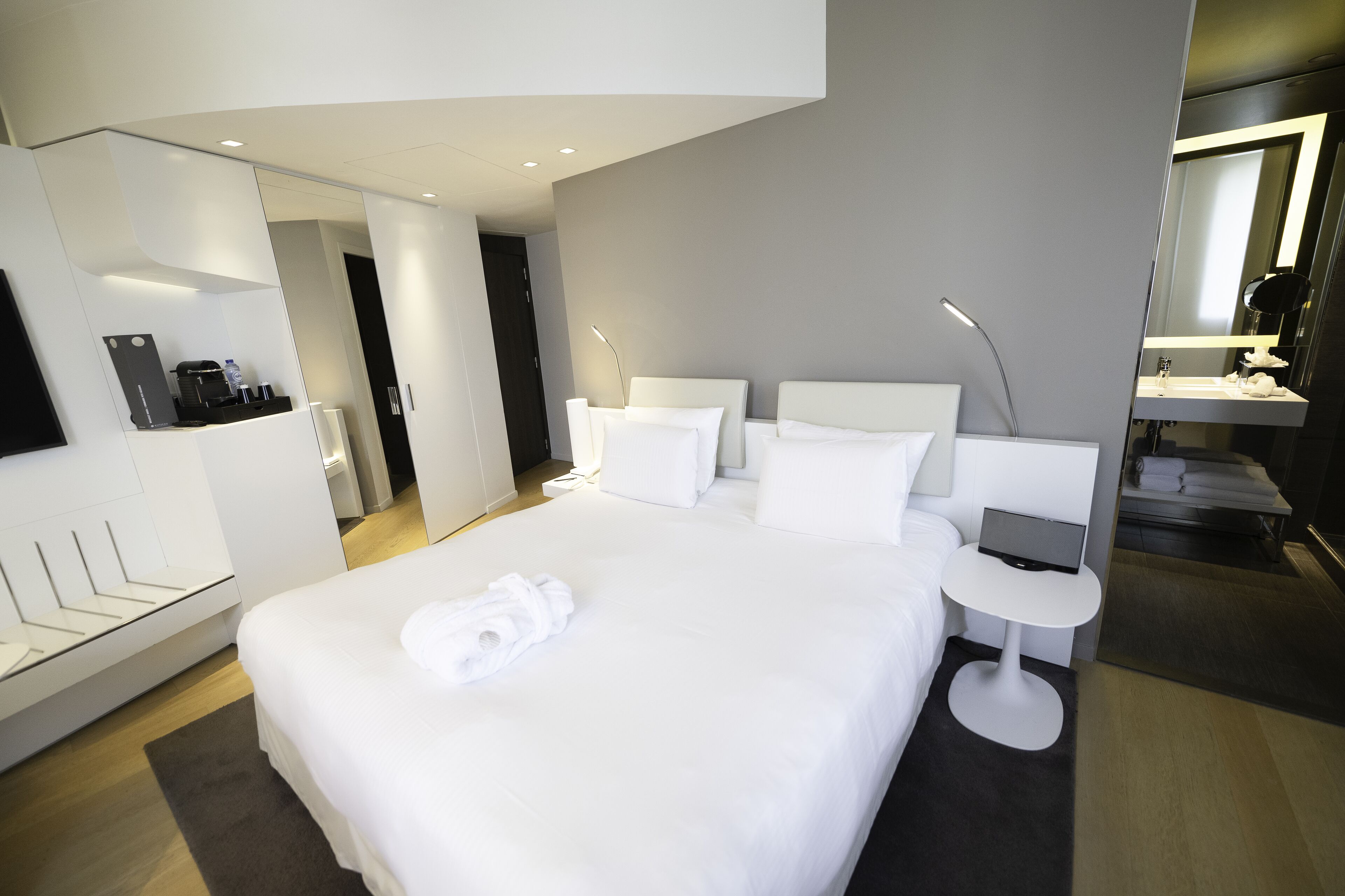 Deluxe Room, 1 King Bed, City View | Minibar (free items), in-room safe, desk, blackout drapes