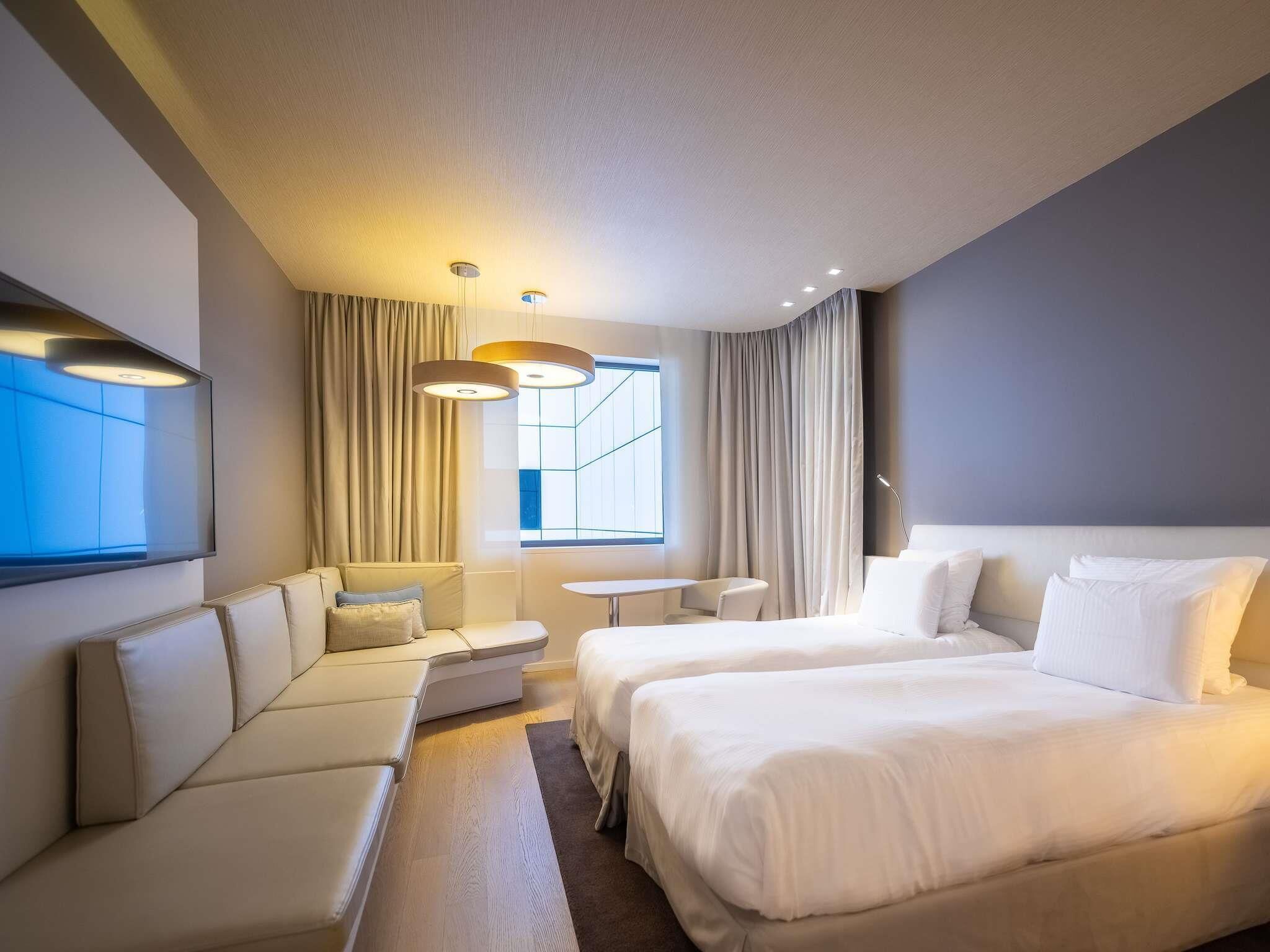Superior kamer, 2 eenpersoonsbedden, uitzicht op de stad | Een gratis minibar, een kluis op de kamer, een bureau