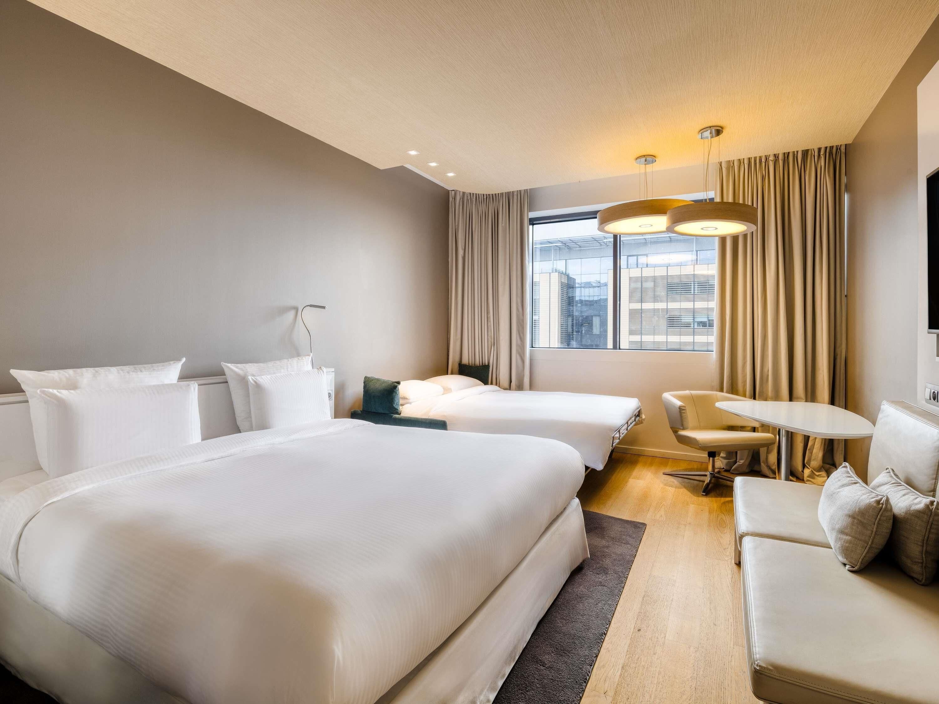 Habitación familiar, 1 cama King size y sofá cama, vista a la ciudad | Artículos del minibar gratis y caja de seguridad en la habitación 