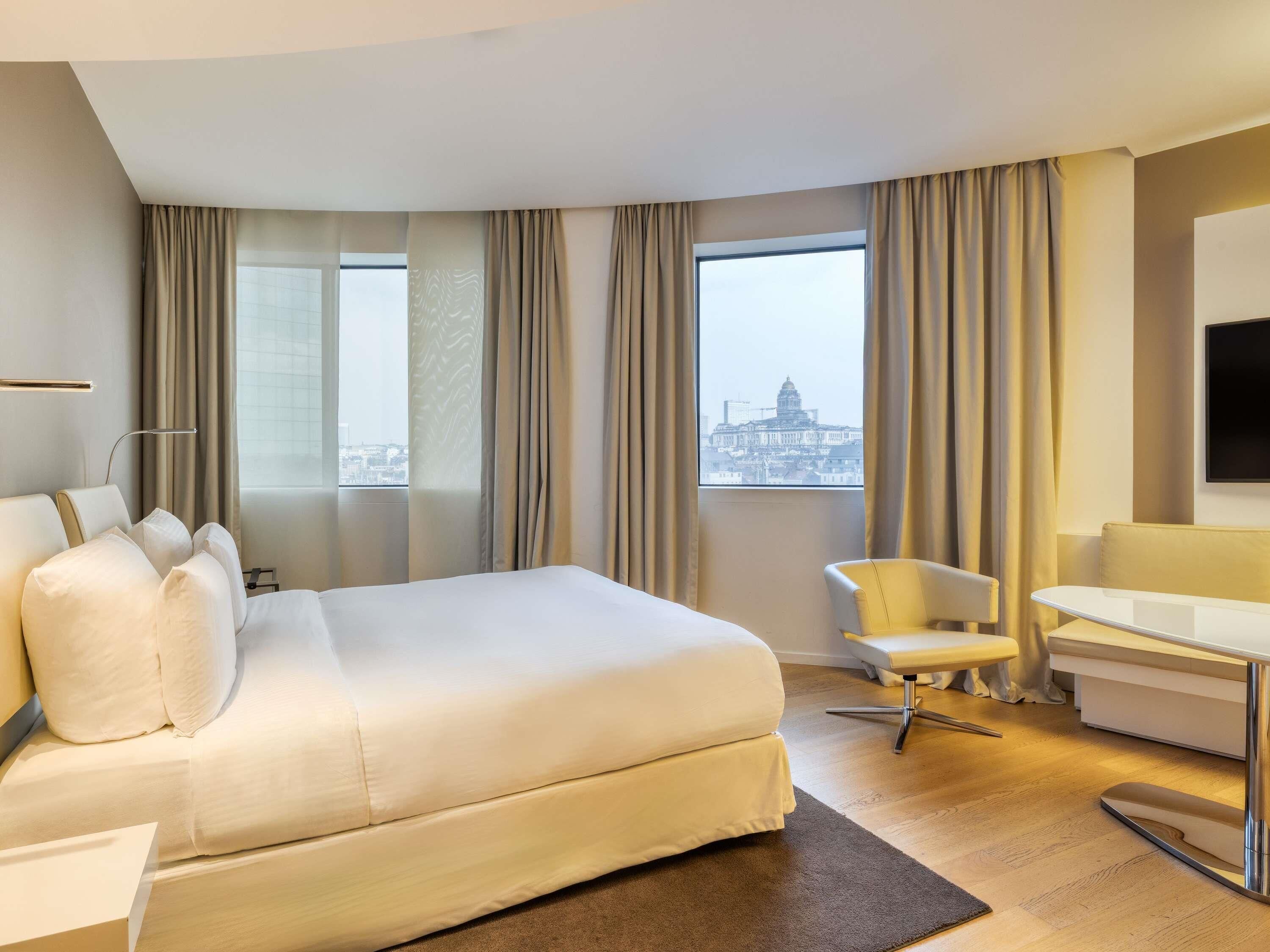 Deluxe kamer, 1 kingsize bed, uitzicht op de stad | Een gratis minibar, een kluis op de kamer, een bureau