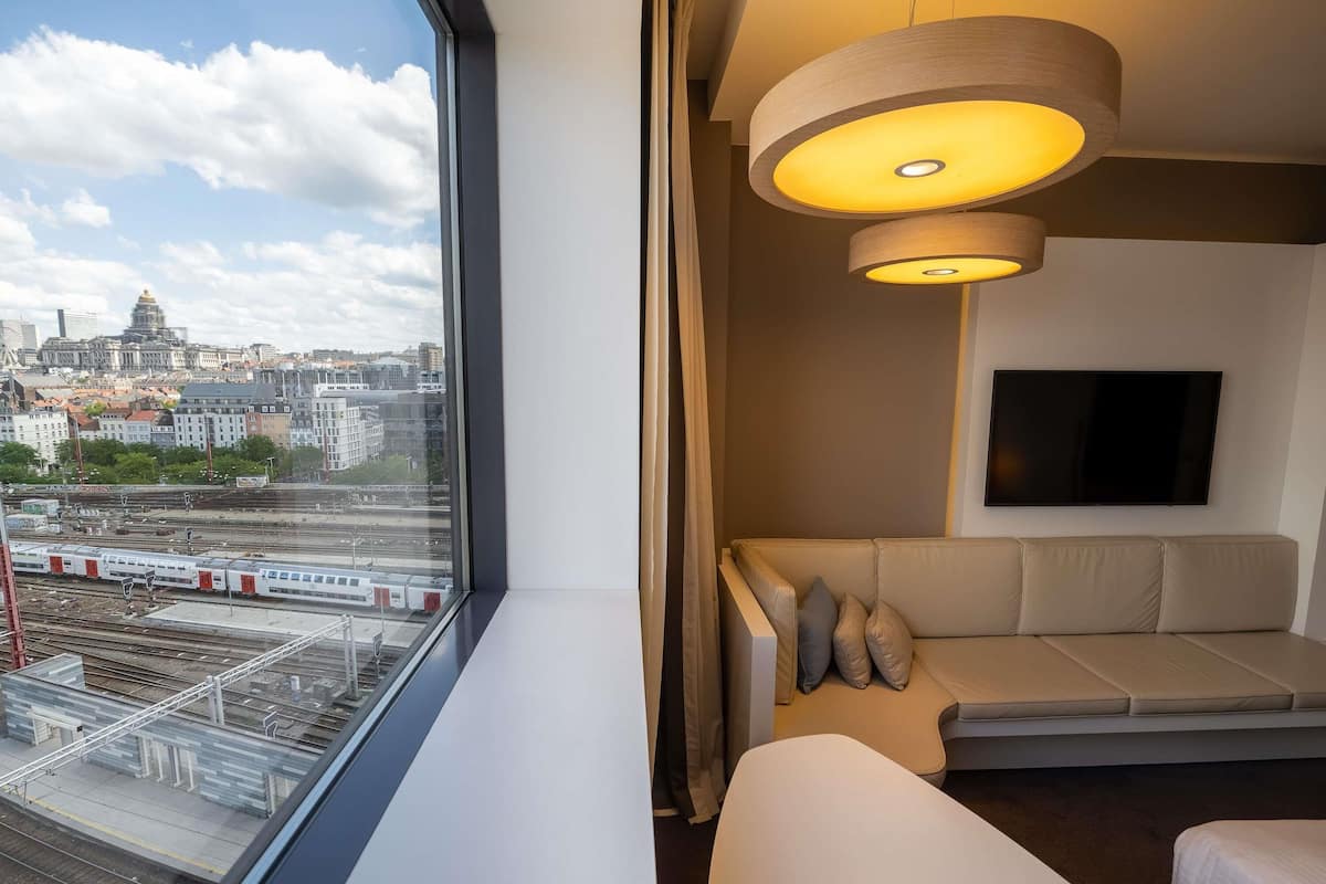 Chambre Supérieure, 1 très grand lit, vue ville | Articles gratuits dans le mini-bar, coffres-forts dans les chambres