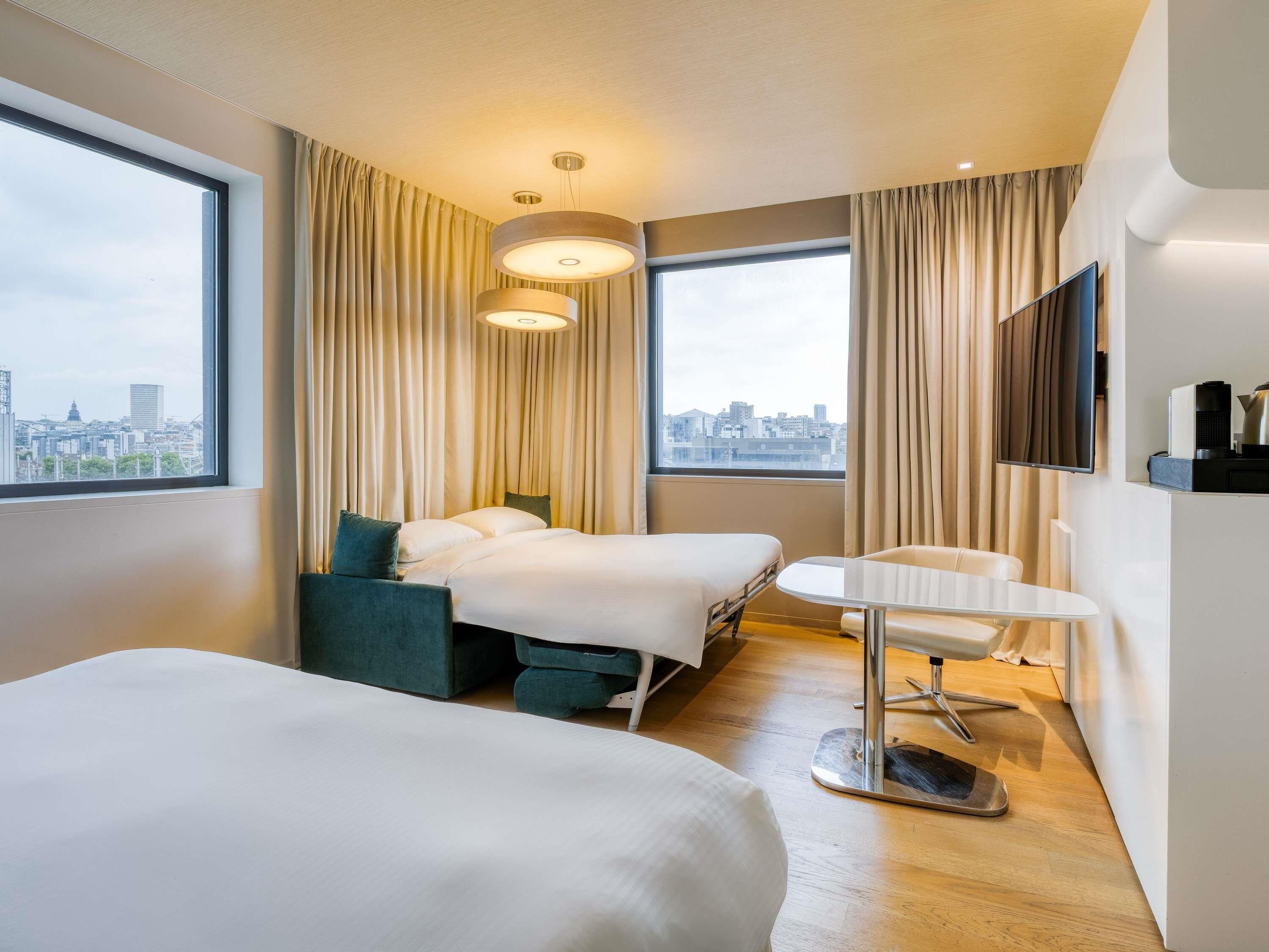 Familiekamer, 1 kingsize bed met slaapbank, uitzicht op de stad | Een gratis minibar, een kluis op de kamer, een bureau