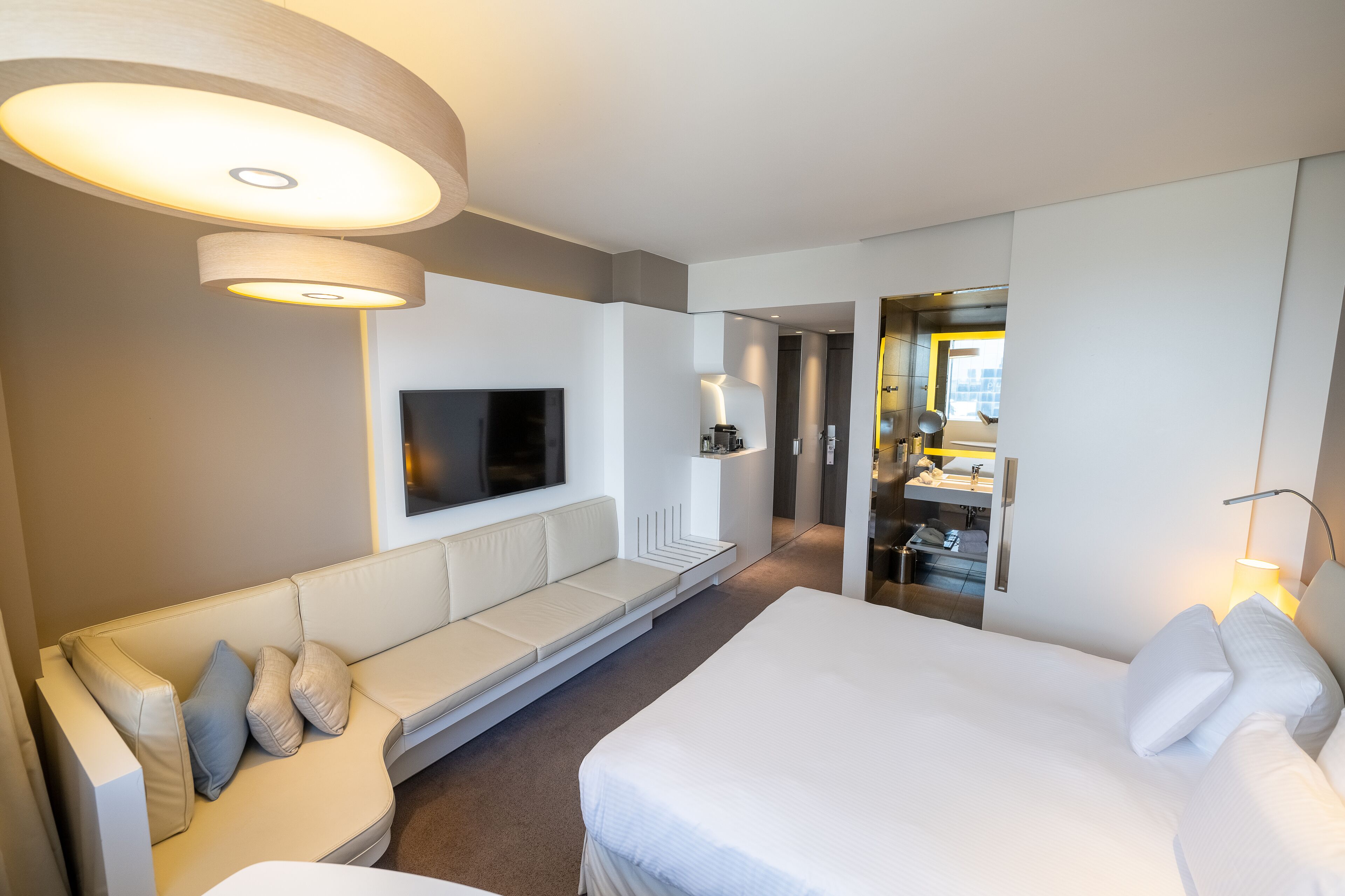 Chambre Supérieure, 1 très grand lit, vue ville | Articles gratuits dans le mini-bar, coffres-forts dans les chambres