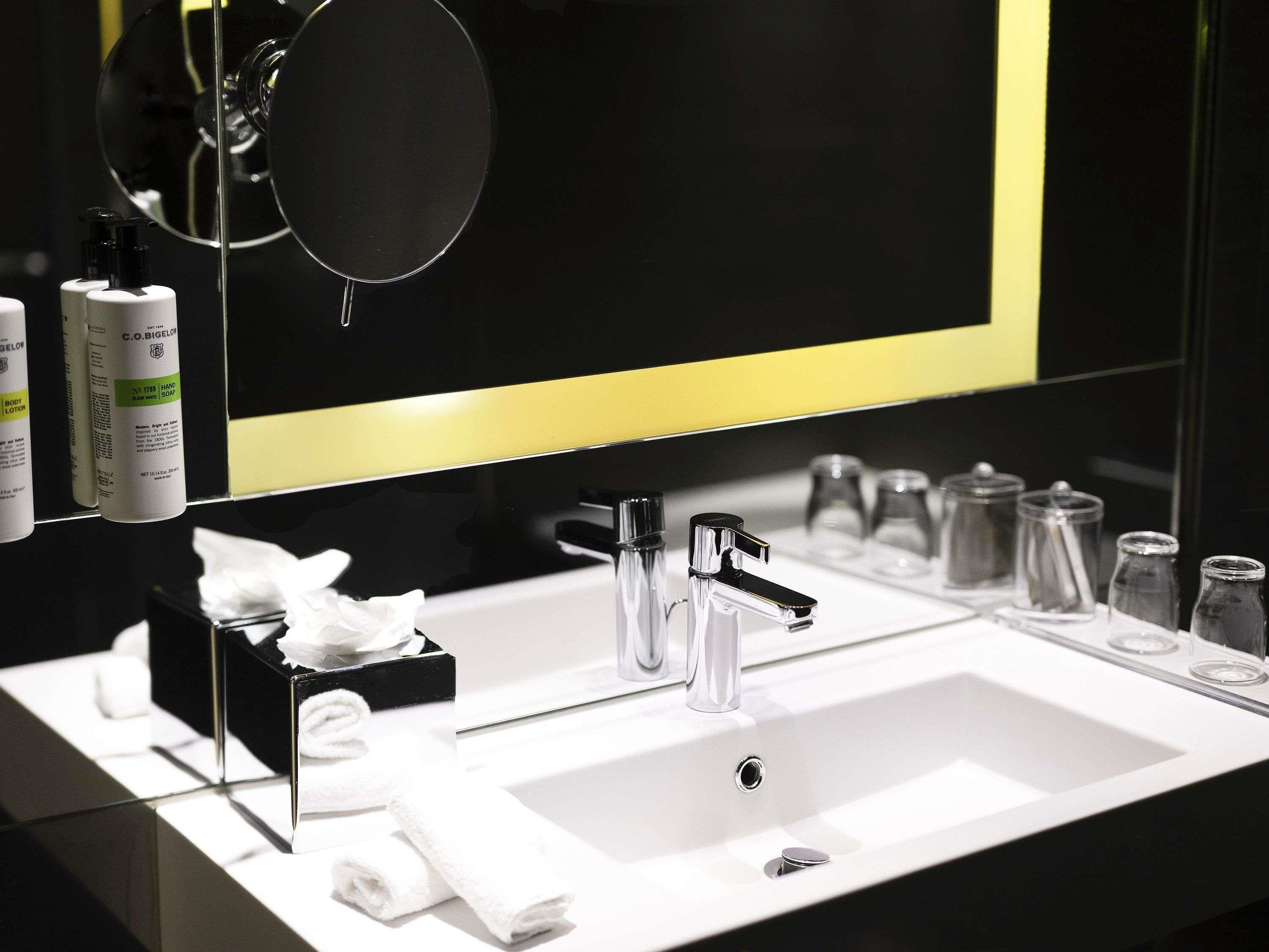 Rom – classic, 2 enkeltsenger | Minibar (inkludert), safe på rommet, skrivebord og blendingsgardiner