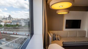 Habitación superior, 1 cama de matrimonio grande, vistas a la ciudad | Minibar con artículos gratuitos, caja fuerte, escritorio