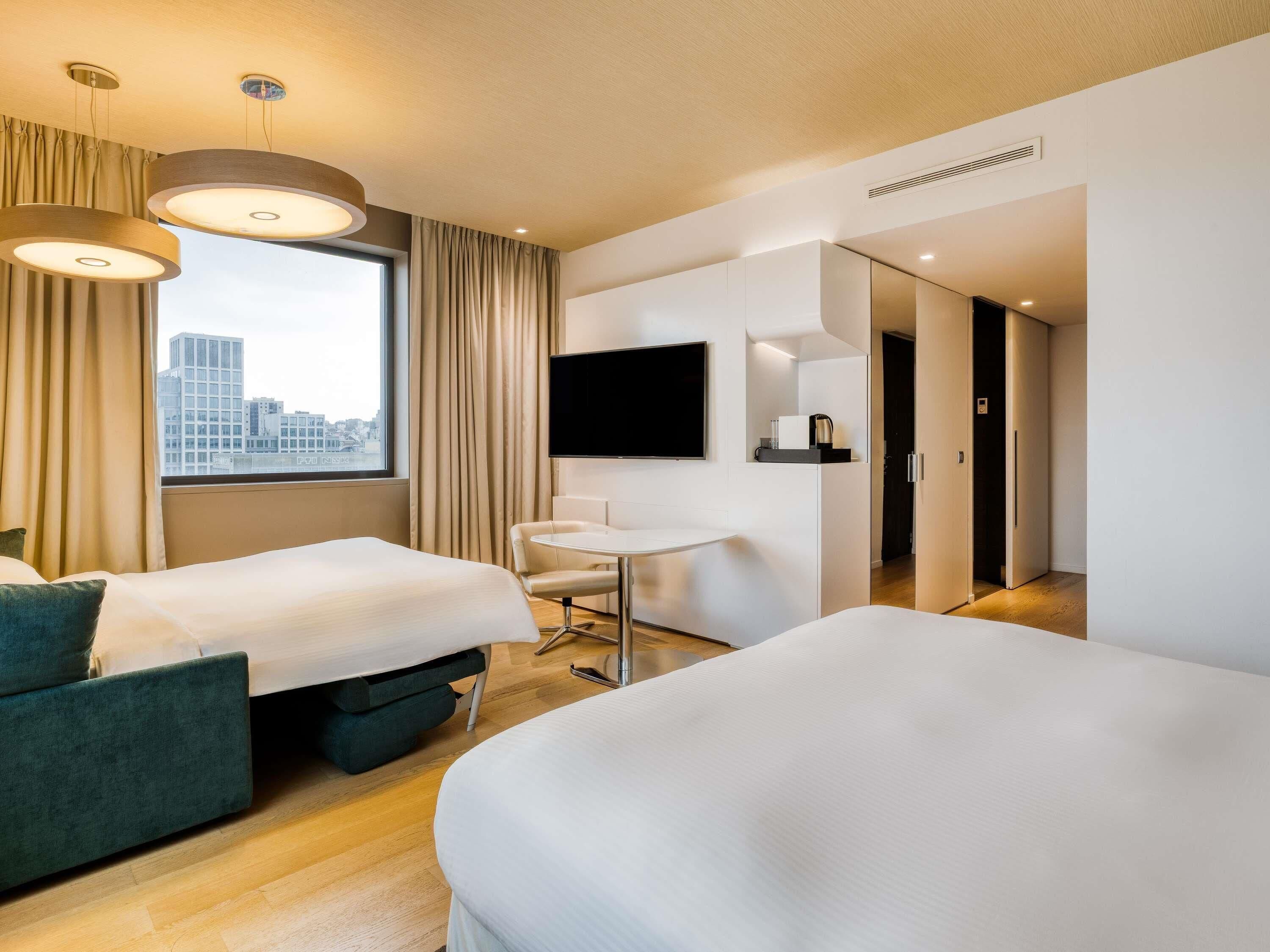 Family Room, 1 King Bed with Sofa bed, City View