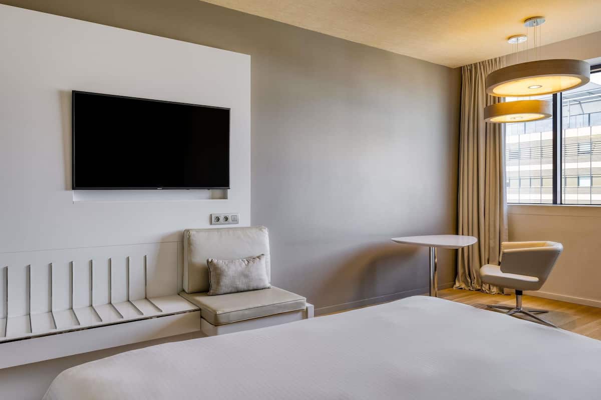 Deluxe Room, 1 King Bed, City View | Free minibar, in-room safe, desk, blackout curtains