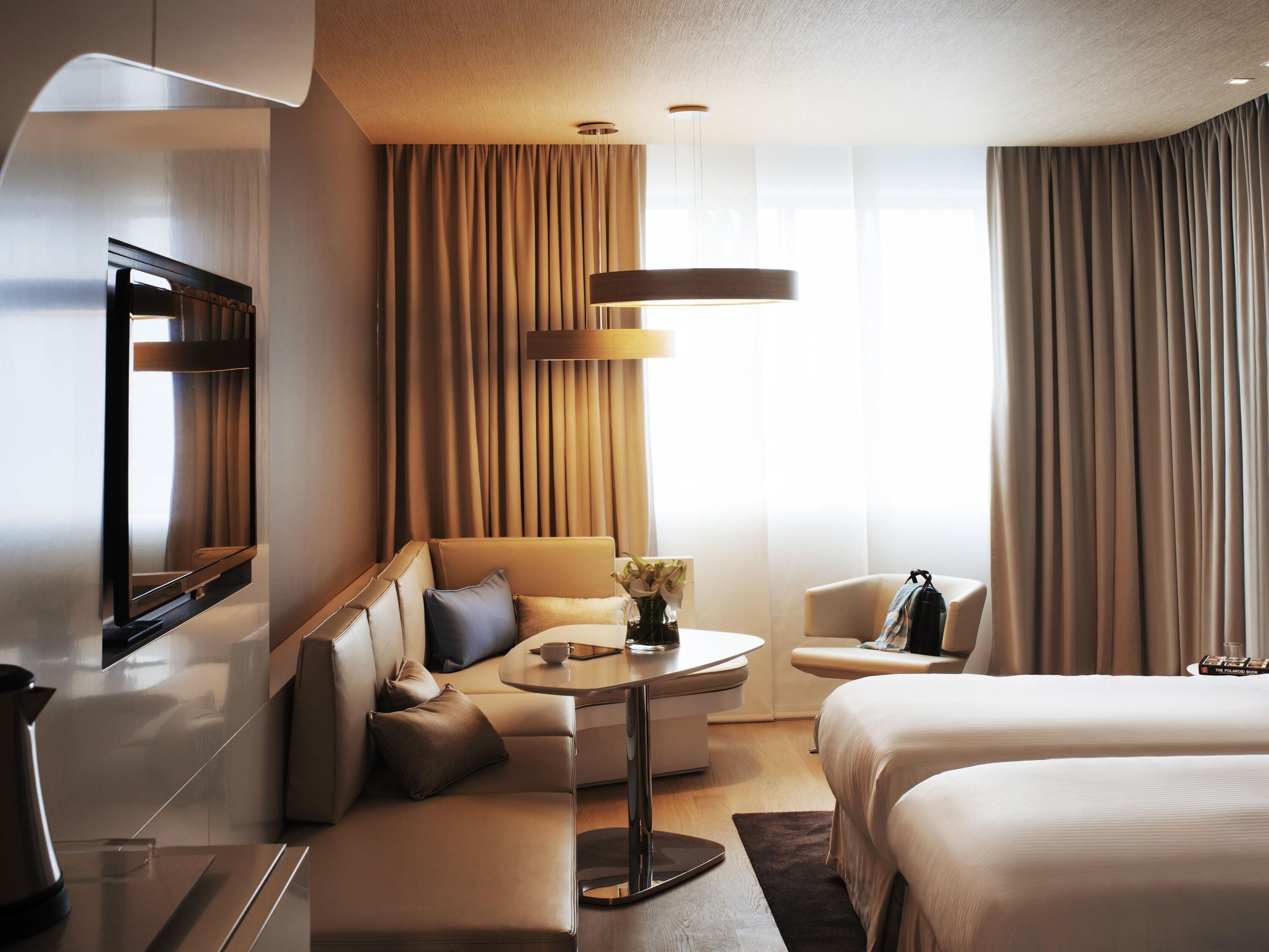 Habitación superior, 2 camas individuales, vista a la ciudad | Artículos del minibar gratis y caja de seguridad en la habitación 