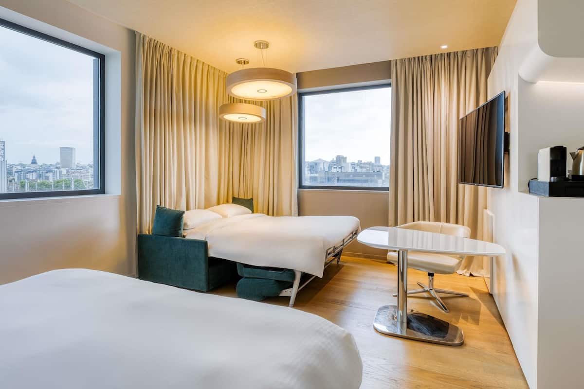 Chambre Familiale, 1 très grand lit et 1 canapé-lit, vue ville | Articles gratuits dans le mini-bar, coffres-forts dans les chambres