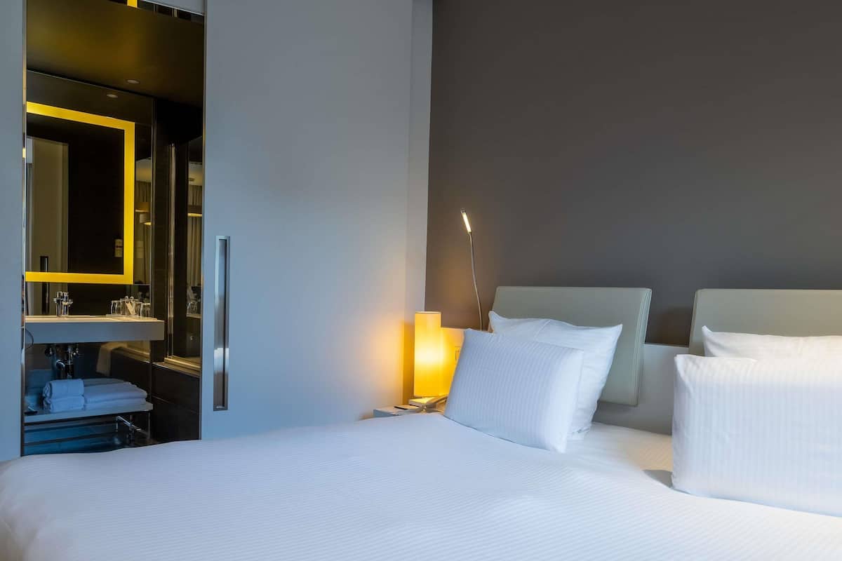 Habitación clásica, 1 cama King size | Artículos del minibar gratis y caja de seguridad en la habitación