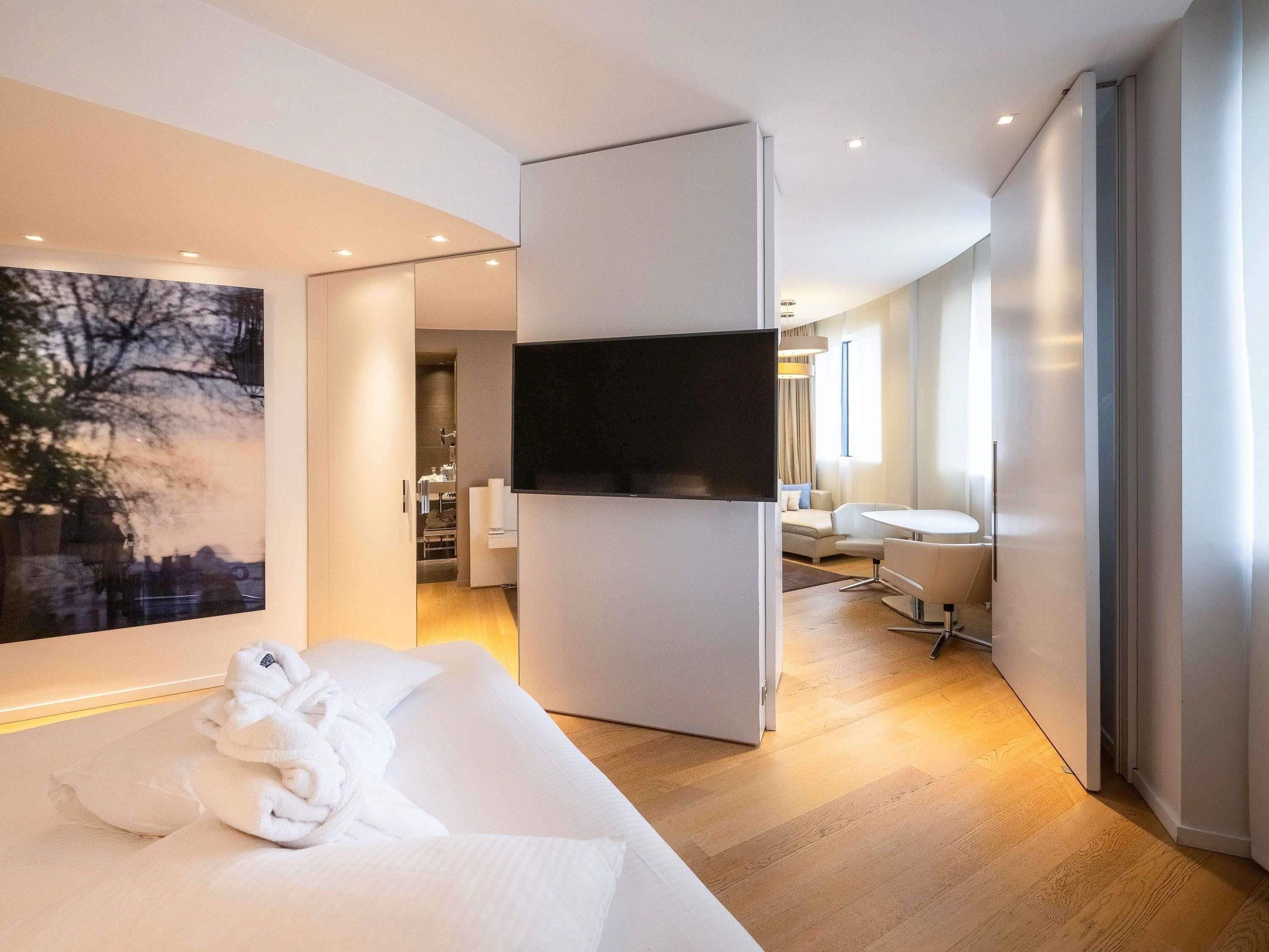 Een gratis minibar, een kluis op de kamer, een bureau