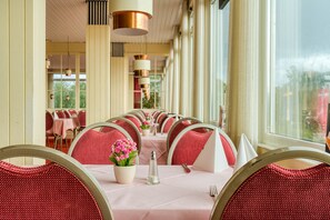 供應早餐及晚餐