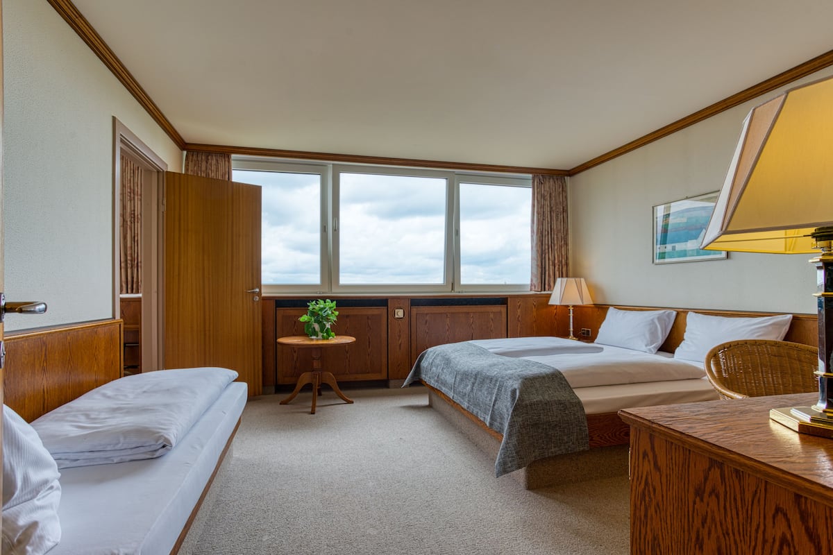 Deluxe Five-bedded Room, Sea View | Desk, WiFi (free), bed sheets