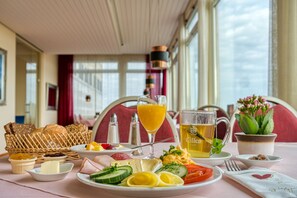 Petit déjeuner buffet (12.90 EUR par personne)