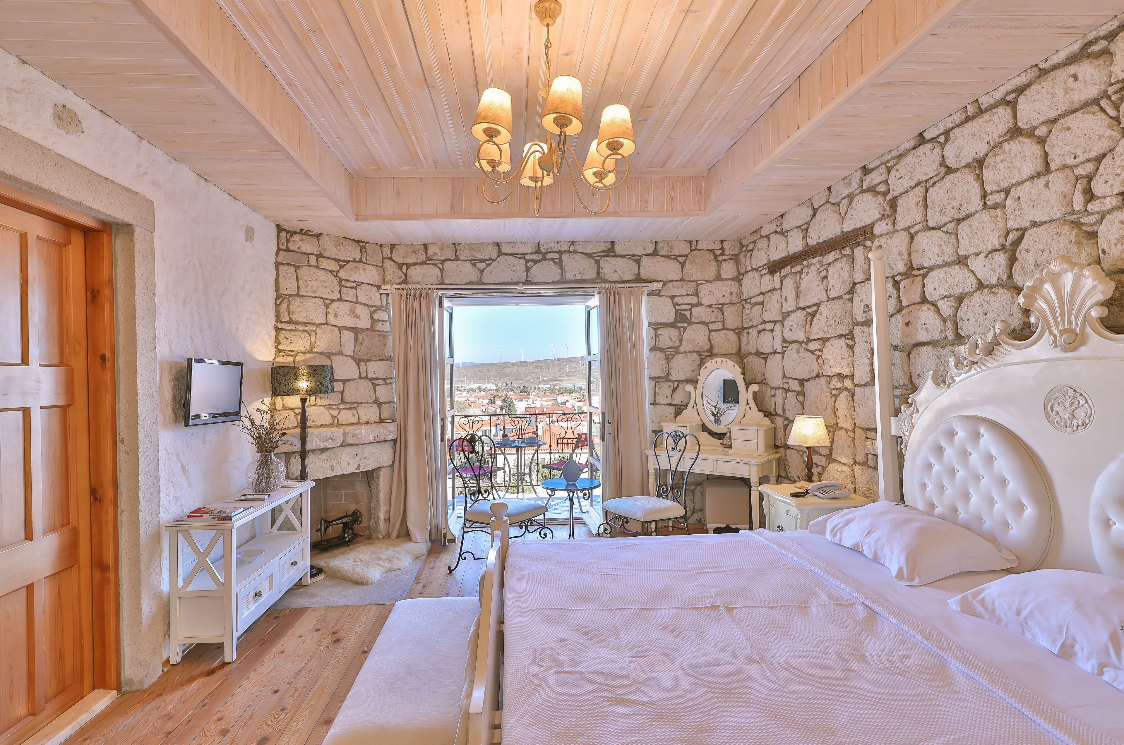 Free minibar, in-room safe, free WiFi, bed sheets