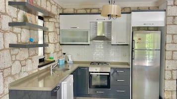 Villa superior, vista a la alberca | Cocina privada