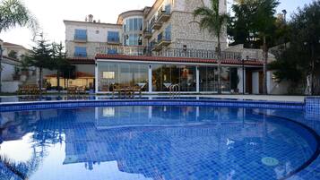 2 piscinas al aire libre, tumbonas