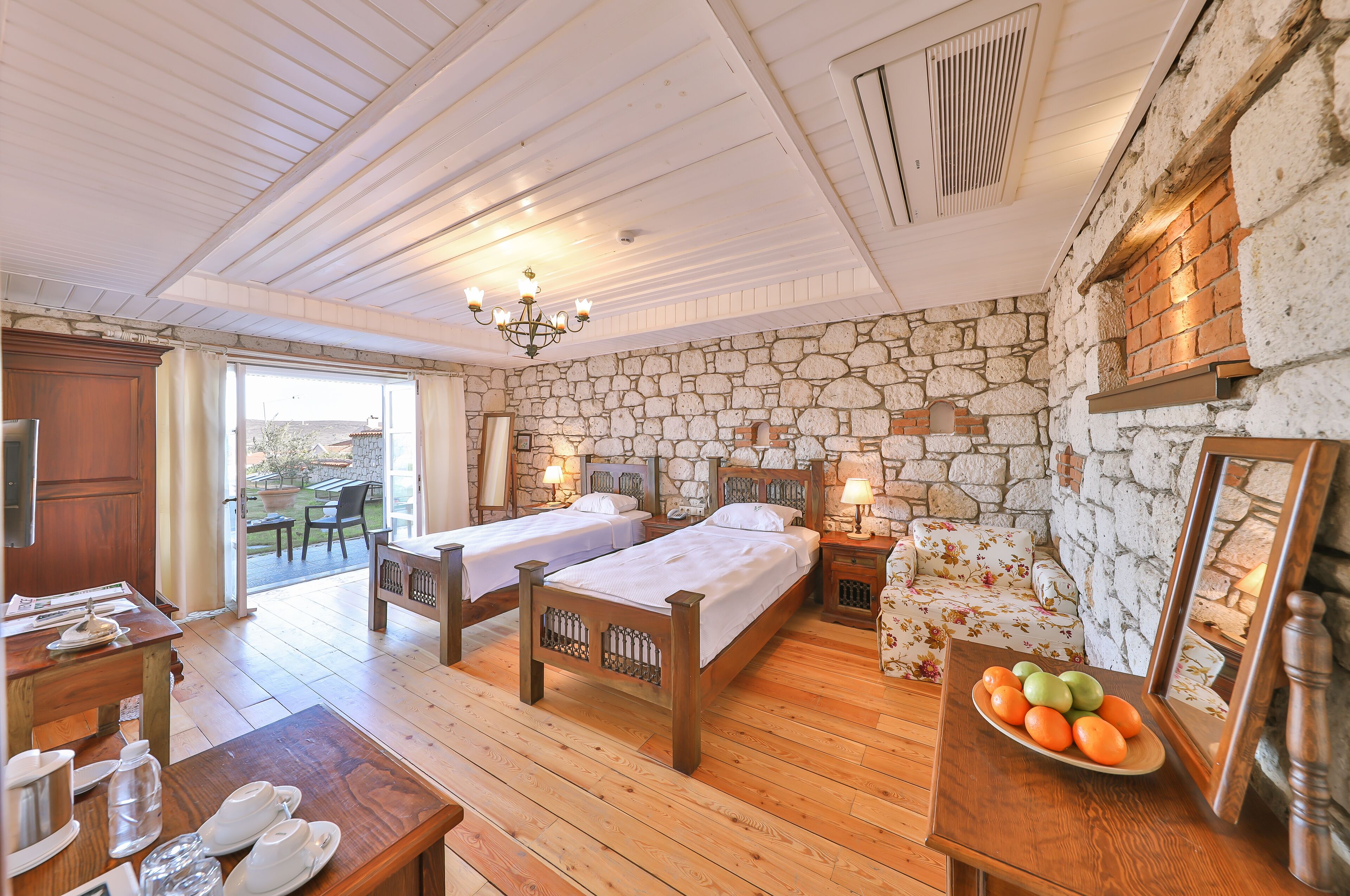 standard double room | 1 bedroom, minibar, in-room safe, free wifi