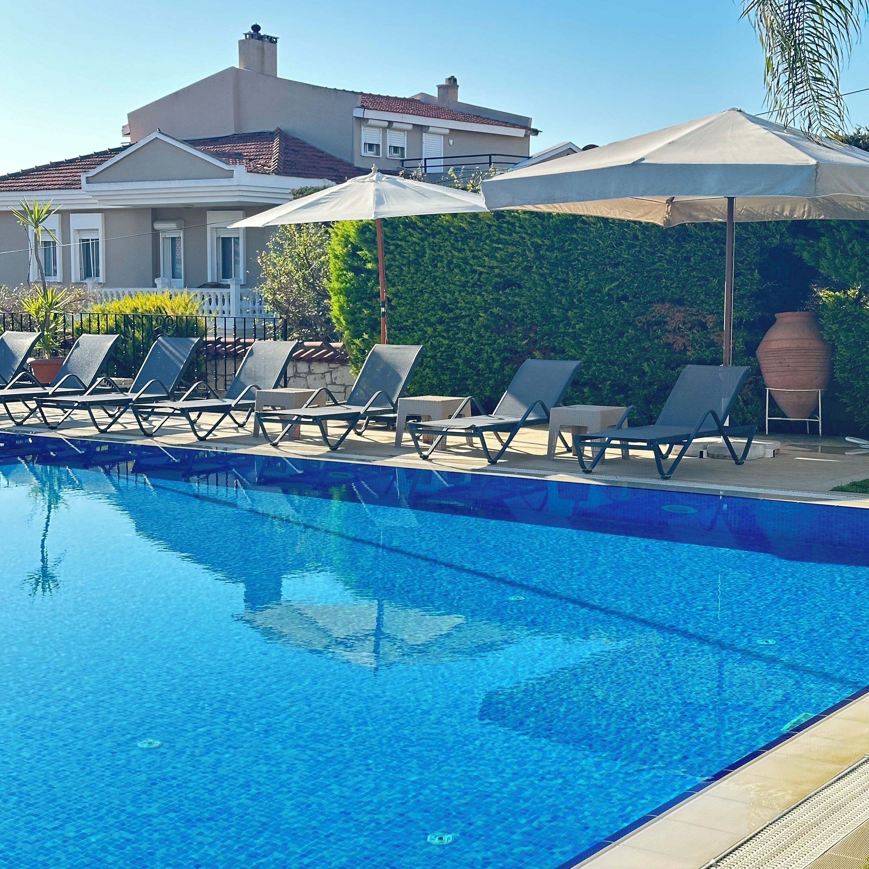 2 outdoor pools, pool loungers