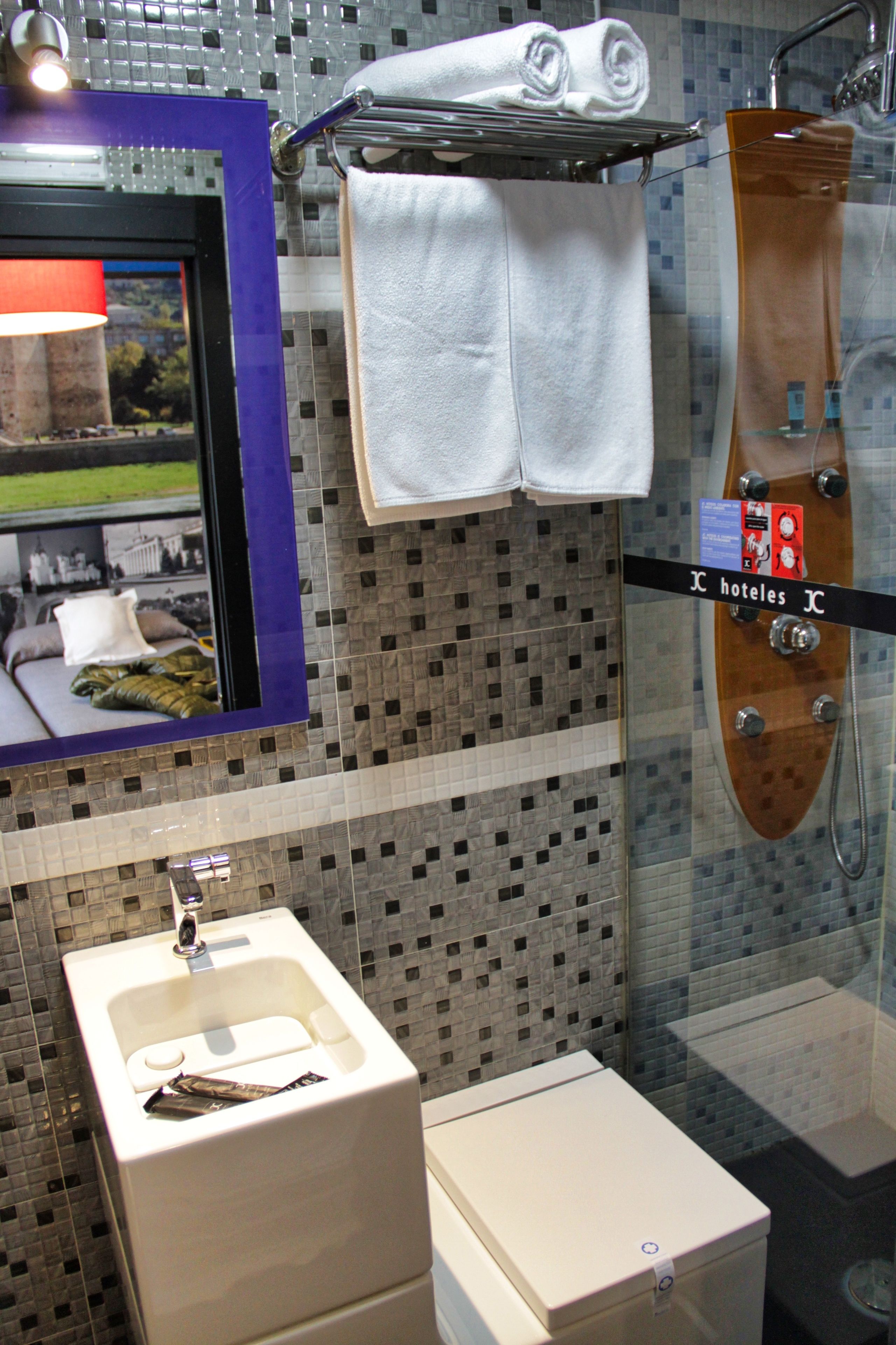 triple room | bathroom | shower, hydromassage showerhead, free toiletries, hair dryer