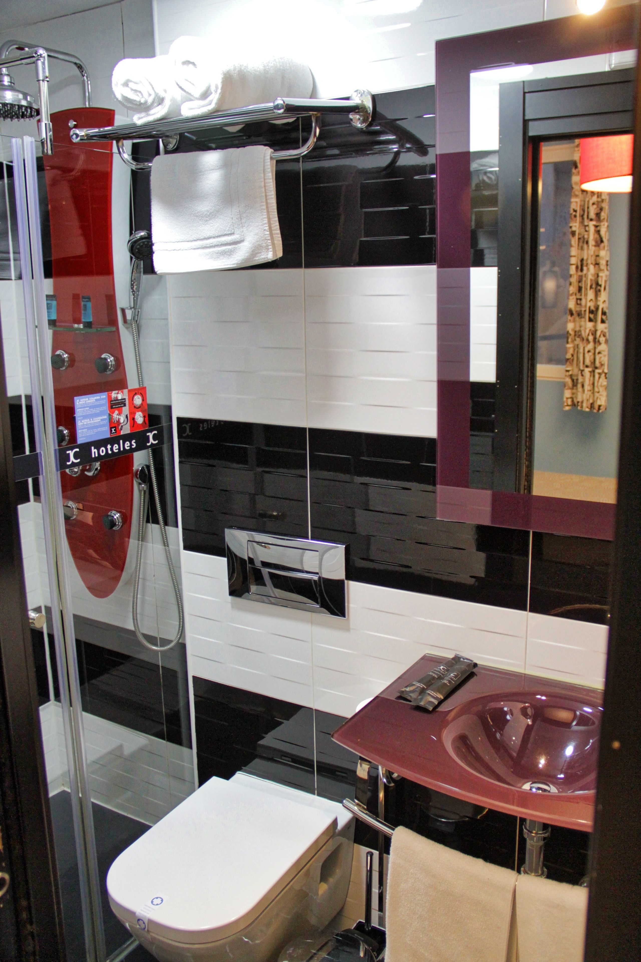 executive room | bathroom | shower, hydromassage showerhead, free toiletries, hair dryer