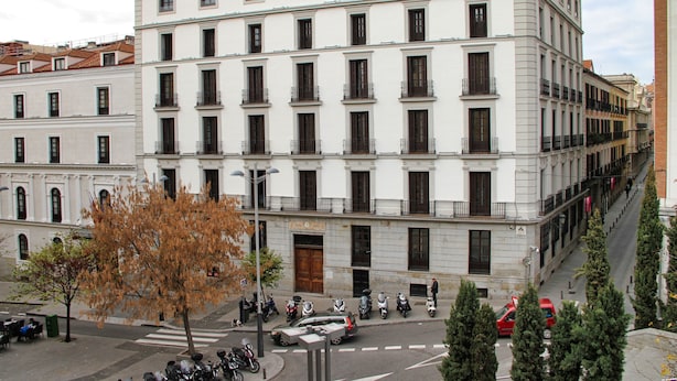 A multi-story building with a symmetrical facade, large windows, and a central entrance. - Jc Rooms Santo Domingo (Madrid)