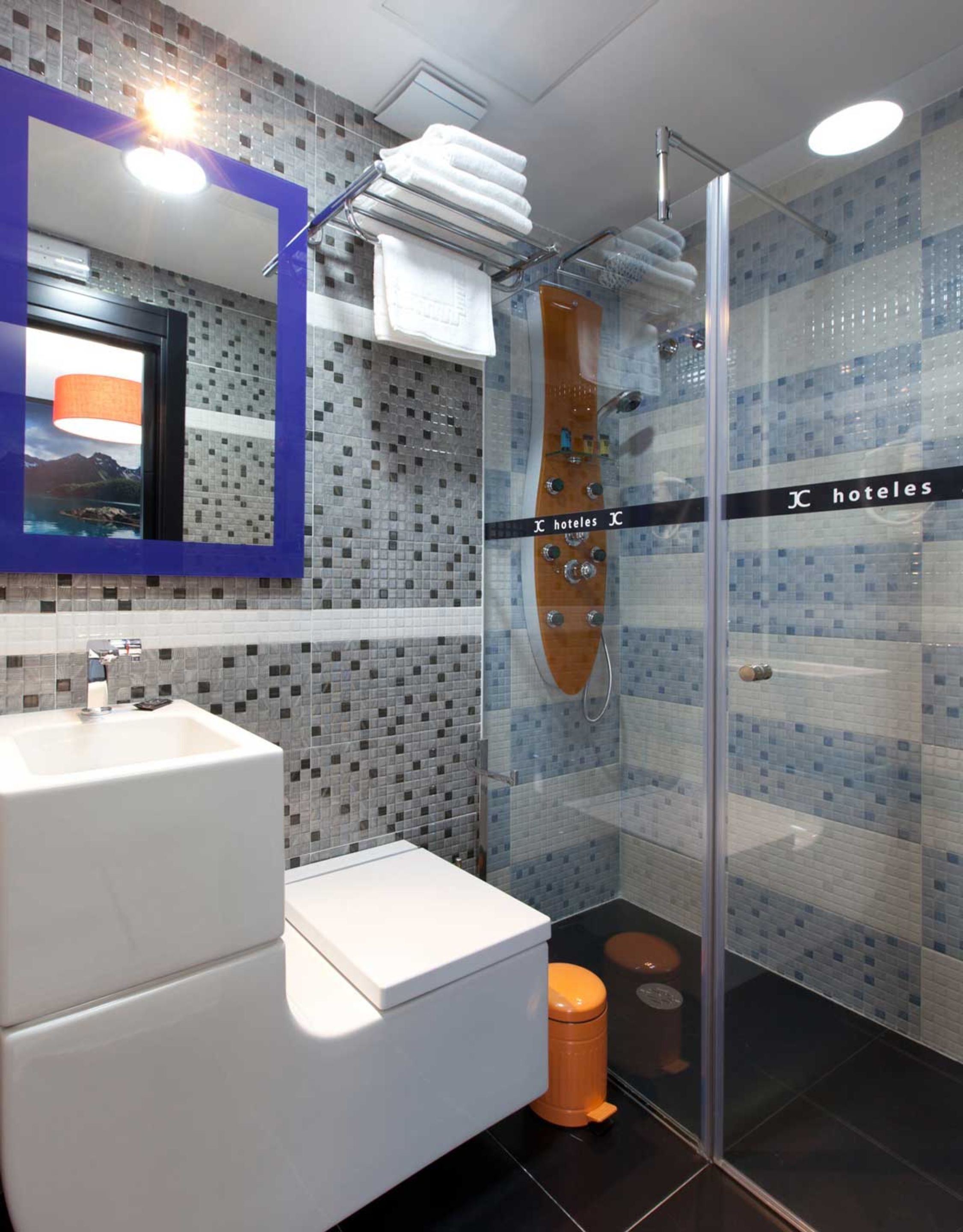 shower, hydromassage showerhead, free toiletries, hair dryer