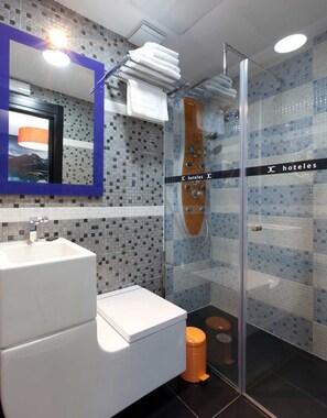 Shower, hydromassage showerhead, free toiletries, hair dryer