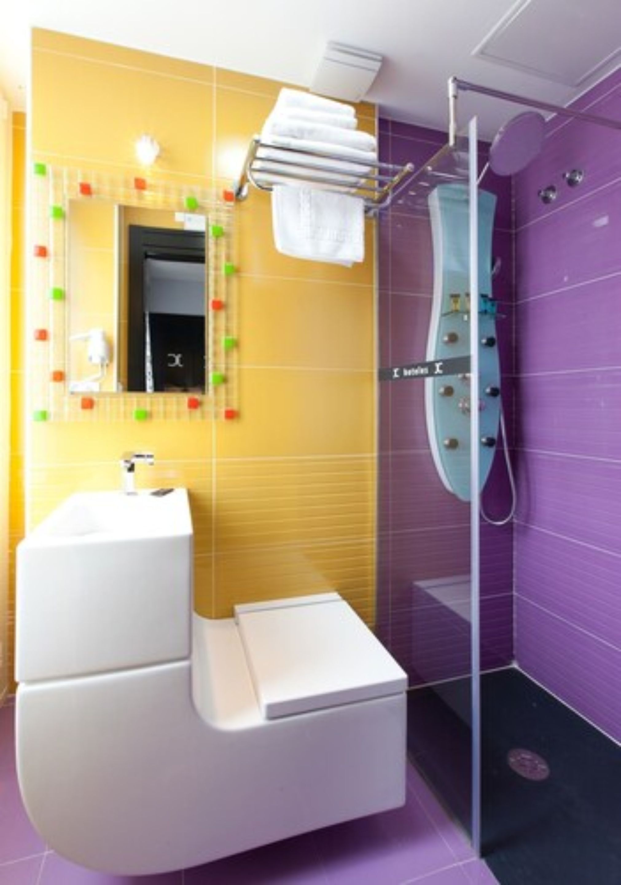 shower, hydromassage showerhead, free toiletries, hair dryer