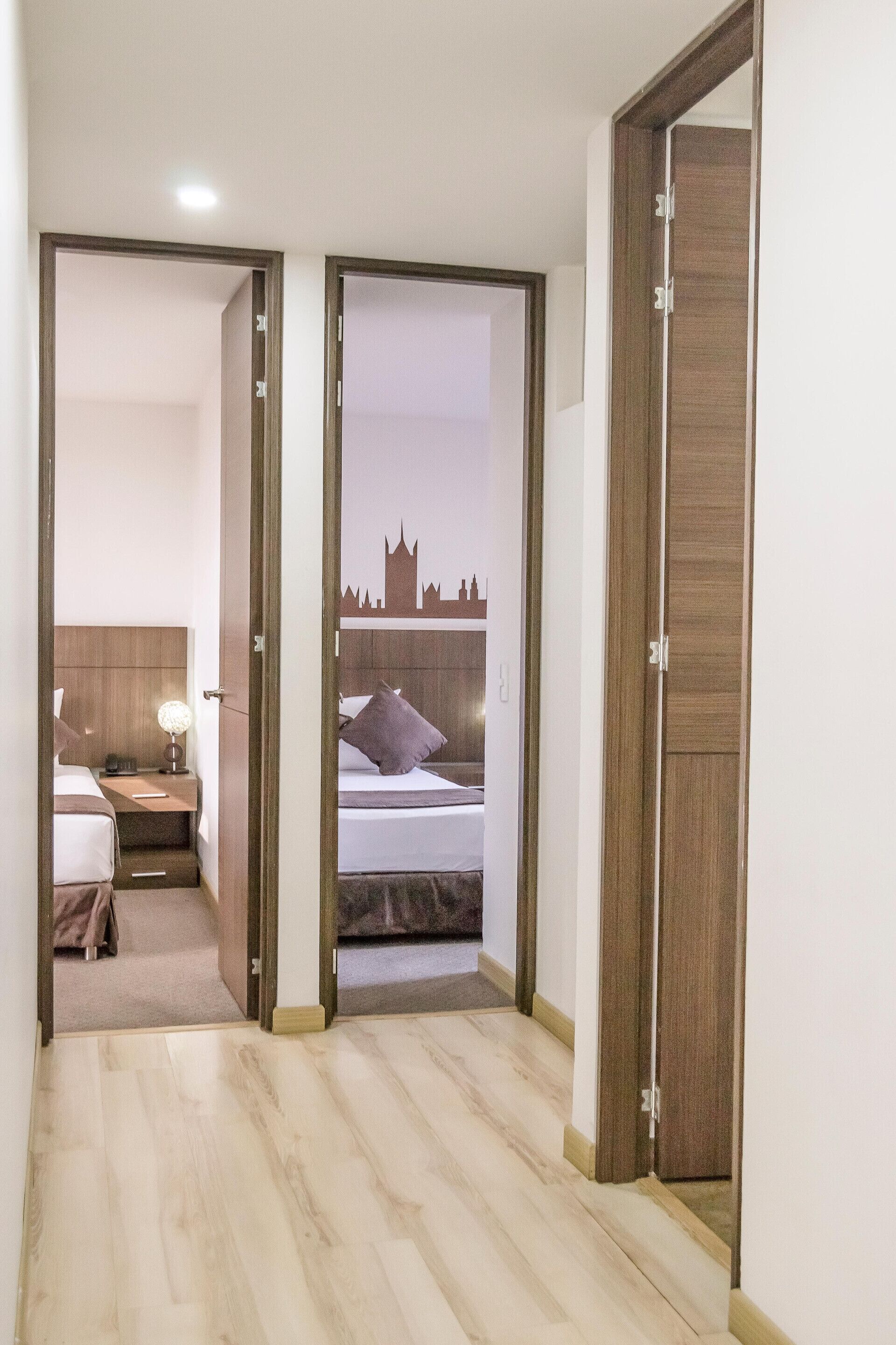 Een kluis op de kamer, verduisterende gordijnen, gratis wifi, beddengoed