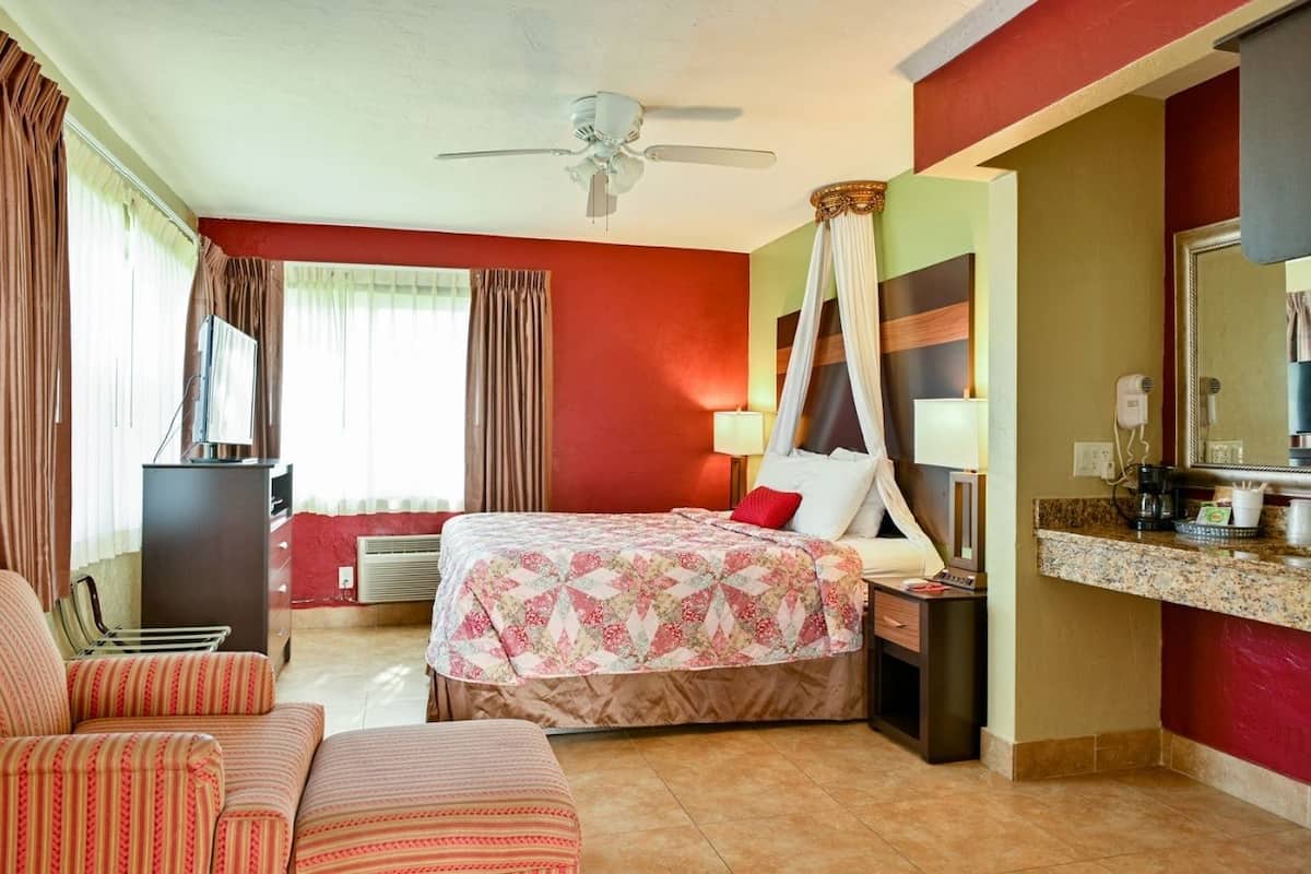 Standard Room, 1 King Bed, Non Smoking, Pool View | Premium bedding, blackout drapes, iron/ironing board, WiFi (free)